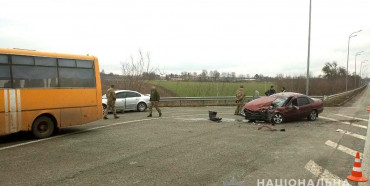 Біля Дубна легковик підрізав військовий автобус: є постраждалі (ФОТО)